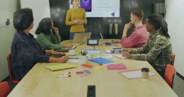 Ofis toplantısı sırasında el ele tutuşmayan ve canlandırılmış çizelgeleri fırlatan sunucu verileri vurguluyor. Profesyonel, takım çalışması, kurumsal, iletişim, sunum, işbirliği, modern