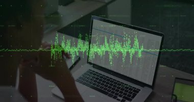 Kadın iş görüşmesine başlarken masadaki hesap tablosu verilerini titreşimli ses dalgalarıyla gözden geçiriyordu. Profesyonel, üretkenlik, veri analizi, teknoloji, iletişim, dijital çalışma alanı, odaklanma