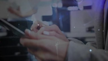 Tableti tıkırdatan ve veri ağını iş yerinde parlayan bir kaplamayla görselleyen bir kadın. Teknoloji, bağlantı, işbirliği, yenilik, dijital, iletişim, şirket