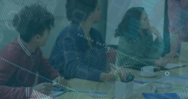 İş ekibi masanın etrafına notlar alıyor, sunucu görüntüleme başlatılıyor. İşbirliği, takım çalışması, profesyonel, tartışma, beyin fırtınası, modern, analiz