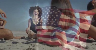 Futbol oynayan bir adam arkadaşlarıyla sahilde eğlencesine bayrak teknolojisiyle top oynuyordu. Boş zaman, yoldaşlık, açık hava, coşku, kutlama, yaşam tarzı, yaz