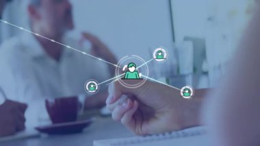 Not defterindeki iş arkadaşı yazıları animasyon ağını başlatıyor. Teknoloji toplantısında tablo boyunca genişliyor. İşbirliği, dijital bağlantı, modern ofis, profesyonel, ağ oluşturma, takım çalışması, iletişim