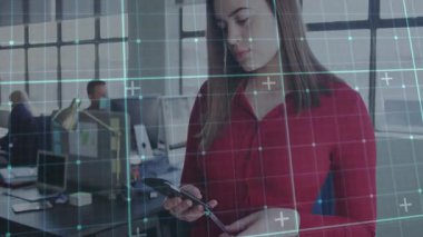 Akıllı telefon ekranını dinleyen ve ofis arayüzü tasarımı için dijital şebeke örtüsü gösteren bir kadın. Teknoloji, yenilik, fütüristik, profesyonel, işbirliği, modern, üretkenlik