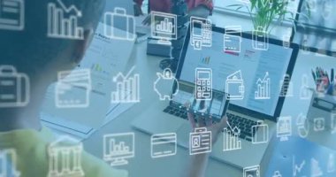 Sarı gömlekli adam arama için akıllı telefonu kaldırıyor ve mali simgeleri takip ediyor. İşbirliği, iletişim, teknoloji, veri, analitik, profesyonel, modern