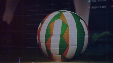 Çizelgeler 3 boyutlu futbol topu etrafında kayboluyor sonra oyuncu canlı analitik senkronizasyonu göstermek için topa vuruyor. Spor, analitik, görselleştirme, dijital, performans, hareket, stadyum