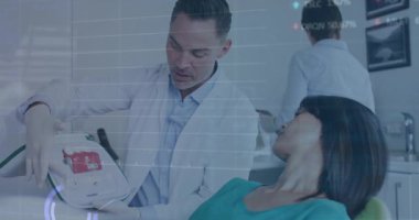 Doktor algılayıcı seçiyor ve grafikler çekilirken diş sağlığını açıklıyor. Tıbbi, tanı, sağlık, teknoloji, profesyonellik, klinik, analiz