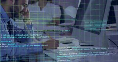 Ofis çalışanı cep telefonunu kaldırırken ve notları yazarken yeşil kod şebekesi veri analizi için canlandırıyor. Profesyonel, teknoloji, dijital, iş, işbirliği, modern, iletişim