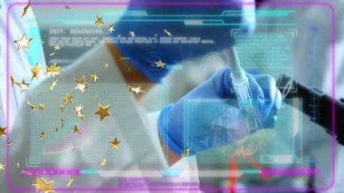 Altın kıvılcımlar arayüz üzerinde sürükleniyor, eldivenli eller pipet ucunu şişe çizim numunesine indiriyor. Gelecek, yenilik, kesinlik, bilimsel, teknoloji, analiz, deney