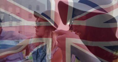 Yemek reklamı, şapkalı kadının pizza dilimine ulaştığını gösteriyor. Sonra da arkadaşlarının İngiliz bayrağı altında bira tokuşturduğunu. Sosyalleşme, kutlama, eğlence, şehir, modern yaşam tarzı, yoldaşlık