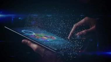 Tablet üzerindeki parmak ucu uygulaması simgesine basarak parçacıkları, yay ve yükselen küpleri yayarak arayüzü gösteriyor. Teknoloji, yenilik, holografik, arayüz, dijital, gelecekçi, dokunmatik ekran