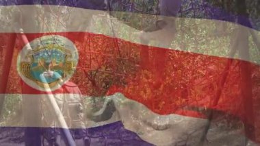 Saha araştırmacısı şeffaf bayrak altında yaban hayatı izleme ağı kullanıyor. Koruma, biyolojik çeşitlilik, ekoloji, keşif, açık hava, araştırma, soruşturma