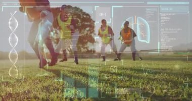 Kadın sporcular, performans ölçümlerini güncelleyen spor teknolojisi hologramları ile yan yana hareket ediyorlar. Fitness, dayanıklılık, biyomekanik, spor bilimi, takım çalışması, yenilik, sağlıklı yaşam tarzı