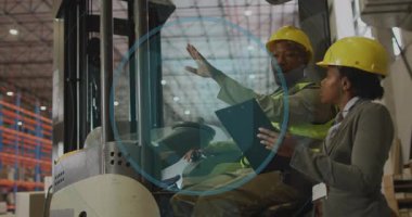 Depo forklift sürücüsü paletleri gösterirken denetleyici notları yazarken taramaya neden oluyor. Lojistik, takım çalışması, sanayi, güvenlik, yönetim, teknoloji, teftiş
