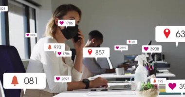 Ofis çalışanı telefonda konuşuyor ve iş güncellemelerini yazarken artan bildirimleri yönetiyor. Profesyonel, işbirliği, üretkenlik, modern, işyeri, dijital, iletişim