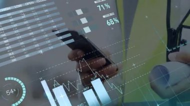 Güvenlik yeleği giymiş bir adam akıllı telefonları araklayıp site verilerini izlerken animasyon çizelgeleri güncelleniyor. Teknoloji, analitik, gösterge paneli, endüstriyel, profesyonel, yenilik, veri görselleştirme