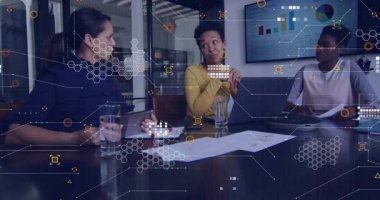 Sunucu iş sezgilerini göstermek için çizelgeleri animasyon şebekeleriyle analiz ediyor. İşbirliği, takım çalışması, veri analizi, iş stratejisi, şirket, sunum, modernite