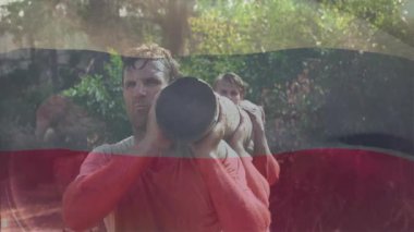 Askeri eğitim sırasında güneş ışığıyla aydınlanan açıklığa tüp taşıyan ve toprağa havan topu eken asker. Ordu, takım çalışması, stratejik, engebeli, açık hava, hassasiyet, güç