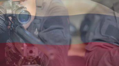 Askeri stajyer yanak dinlenmesi ayarlıyor ve hassasiyet çerçevesinde nişan alıyor, bayrak sallıyor. Keskin nişancı, taktik, silah, doğruluk, eğitim, kolluk kuvveti, çatışma