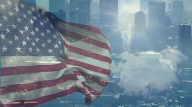 Amerikan bayrağına çarpan rüzgar, dalgalanan dalgalar, şehrin ufuk çizgisinin yanında 3 boyutlu olarak katlanarak ulusal gururumuzu gösteriyor. Vatanseverlik, şehir, gökyüzü, kumaş, hareket, dramatik, ilham verici