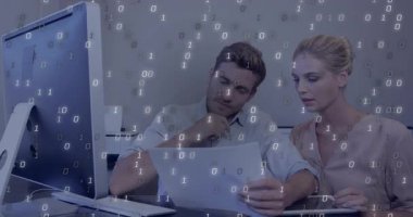 Ofis çalışanları masadaki raporları inceliyor, teknoloji analizinde ikili kod oluşturuyorlar. İşbirliği, takım çalışması, dijital, geleceksel, teknoloji, konsantrasyon, iletişim