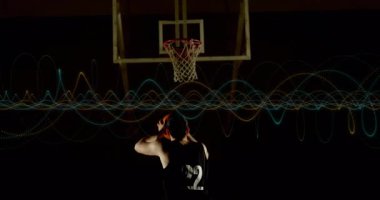 Basketbolcu spor analitiğini gösteren bir dalga şeklinde atış yaparak skor yapıyor. Sporcu, spor, dinamik, kararlılık, hareket, fütüristik, eğitim