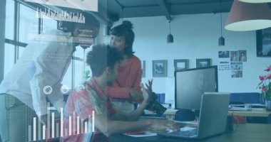 Oturan adam dizüstü bilgisayarını işaret ederek teknik veri tablolarına bakıyor, kadın kamerayı inceliyor. İşbirliği, takım çalışması, analiz, modernleşme, veri işleme, iş dünyası, yenilik