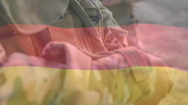 Soluk Alman bayrağı, askerin gövdesinin sıkılaştırıcı paraşütle bağlandığını gösteriyor. Ordu, hayatta kalma, taktik, açık hava, ekipman, dayanıklılık, hazırlık