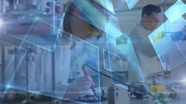 Mavi laboratuvar kaplamasının altındaki eklemler için lehim ve lehim devresi alan kadın. Teknoloji, yenilik, işçilik, kesinlik, araştırma, modern işbirliği