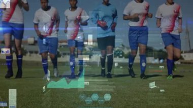 Tatbikat sırasında bayan futbolcular çimlerde koşmaya başlar. Animasyon veri çubukları bacak ölçümlerini takip eder. Atletizm, rekabet, fitness, takım çalışması, açık hava, eğitim, ilerleme