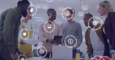 Baş tasarımcı tableti etkinleştiriyor ve takım çizimleri ve dizüstü bilgisayarları incelerken yüzen simgeleri gösteriyor. İşbirliği, yenilik, çalışma alanı, yaratıcılık, takım çalışması, dijital, beyin fırtınası