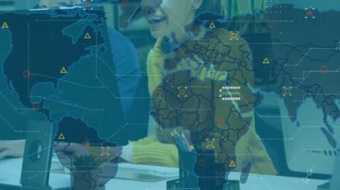 Kulaklığı ayarlayıp aramadan önce dünya haritasını uyarı simgeleriyle hazırlamak. Teknoloji, takım çalışması, iletişim, işbirliği, dijital, modern, profesyonel