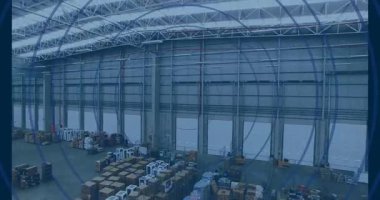 Açılışı yapan kamera depoyu tarıyor. Forklift 'e doğru yürüyen işçi sahneleme için yürüyor. Sanayi, lojistik, nakliye, depolama, otomasyon, organizasyon, verimlilik