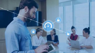 Toplantı odasında tableti tıklatan adam, güvenlik ölçümlerini canlandıran animasyon ağı üretiyor. Teknoloji, yenilik, işbirliği, dijital, iletişim, veri, kurumsal