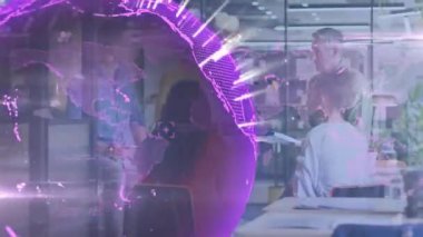 Tasarım ekibi laptopun etrafında iş birliği yapmadan önce ofis etrafında dönen neon mor küre. Teknoloji, yenilik, takım çalışması, dijital, kurumsal, geleceksel, iletişim