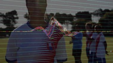 Futbol oyuncusunun arkasından koşan takım arkadaşları, teknolojinin dalga boyu üzerinde kayıyor. Atletizm, takım çalışması, dijital, yenilik, açık hava, enerjik, canlı