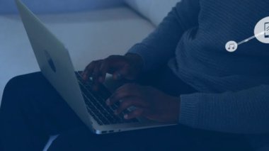 Dizüstü bilgisayarda yazan, telefon ya da müzik üreten ya da teknoloji ağını genişletmekte olan simgeleri üst üste koyan bir kadın. Teknoloji, bağlantı, dijital, iletişim, yenilik, modern, siber