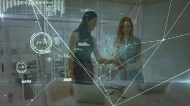 Meslektaşlar, ağ genişlerken bir yandan da bilgisayara eğilip bilgisayarları dinliyorlar ve teknolojik verileri üst üste koyuyorlar. İşbirliği, yenilik, dijital, takım çalışması, şirket, modern, iş