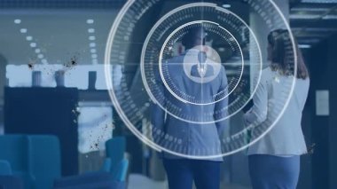 Meslektaşlar ofis koridorunda yürüyüş halkaları ve kullanıcı simgeleriyle ağ HUD 'si başlatıyorlar. İş, teknoloji, ağ, şirket, dijital, yenilik, profesyonel