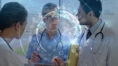 Merkez doktorunun tableti tıkırdatması tıbbi koridorda titreşim simgeleriyle dijital dünyanın dönmesine neden oluyor. Sağlık, işbirliği, dijital sağlık, teletıp, yenilik, klinik, tıbbi