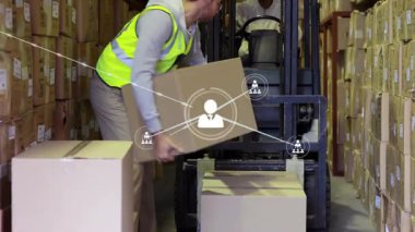 Üç kutu yüklendikten sonra, işçi istifleme, çatalları hizalayan operatör, envanteri birleştiren teknik simgeler. Envanter, lojistik, sanayi, otomasyon, tedarik zinciri, teknoloji, takım çalışması