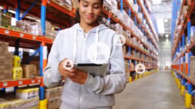 Depo çalışanı tableti tıklayarak ağı etkinleştirirken iş arkadaşları da hisse değerlerini doğruladı. Envanter, lojistik, teknoloji, işbirliği, sanayi, dijital, veri