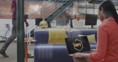 Meslektaşım, NFT 'nin teknik olarak animasyon yüklemesini izleyen dizüstü bilgisayar kullanıcısı olarak tablet kıvılcımlı konuşmalarla giriyor. Modern, işbirlikçi, enerjik, yenilikçi, dijital, profesyonel, yaratıcı
