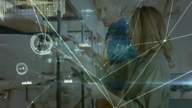 Tableti kaldırırken tableti tıkırdatan iş arkadaşları, özellikleri kaydırma kaplamalarıyla karşılaştırıyorlar. Girişim, profesyonellik, minimalizm, veri görselleştirme, perakende, işbirliği, teknoloji