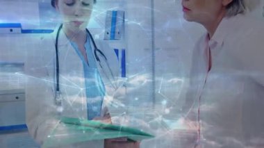 Doktor açılış çizelgesi ve hasta bakımı sonuçlarını animasyon bulutları ile kaplayarak açıklıyor. Tıbbi, danışma, sağlık, iletişim, profesyonellik, dijital, modern