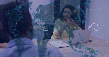 Sarı analiz tablolarında bir kadınla buluşurken yarı saydam harita örtüsü kayboluyor. Teknoloji, işbirliği, veri analizi, içgörü, yenilik, takım çalışması, kurumsal