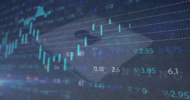 Oynatma başlangıcında ortaya çıkan haritalar, kaybolan resimli piyasa kaymalarını takip ediyor. Finansal, analitik, dijital, neon, veri, teknoloji, yatırım