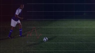 Şebeke çizgileri zayıflıyor ve analizler ölçümleri çiziyor. Futbolcu geceleri sahada topa vuruyor. Sporcu, performans, analitik, veri görselleştirme, spor bilimi, hareket, rekabet