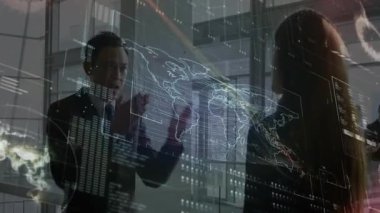 İş analisti toplantıda holografik harita sunuyor, meslektaşlar veri analizine katılıyor. Teknoloji, yenilik, işbirliği, analitik, veri görselleştirme, şirket, fütüristik