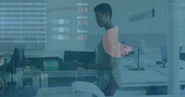 İş analisti ofiste dizüstü bilgisayarı açıp proje ölçümlerini yürürken grafiklerle analiz ediyor. Kurumsal, profesyonel, veri görselleştirme, modern, işbirliği, teknolojik, üretkenlik