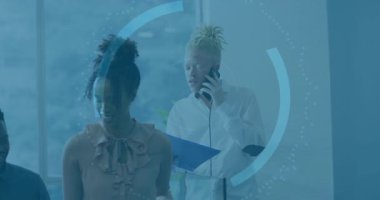 Sarışın bir kadın akıllı telefonu arıyor ve monitör ve ekibin etrafına İHD döşeme işine başlıyor. Profesyonel, işbirliği, teknoloji, yenilik, dijital, iletişim, kentsel
